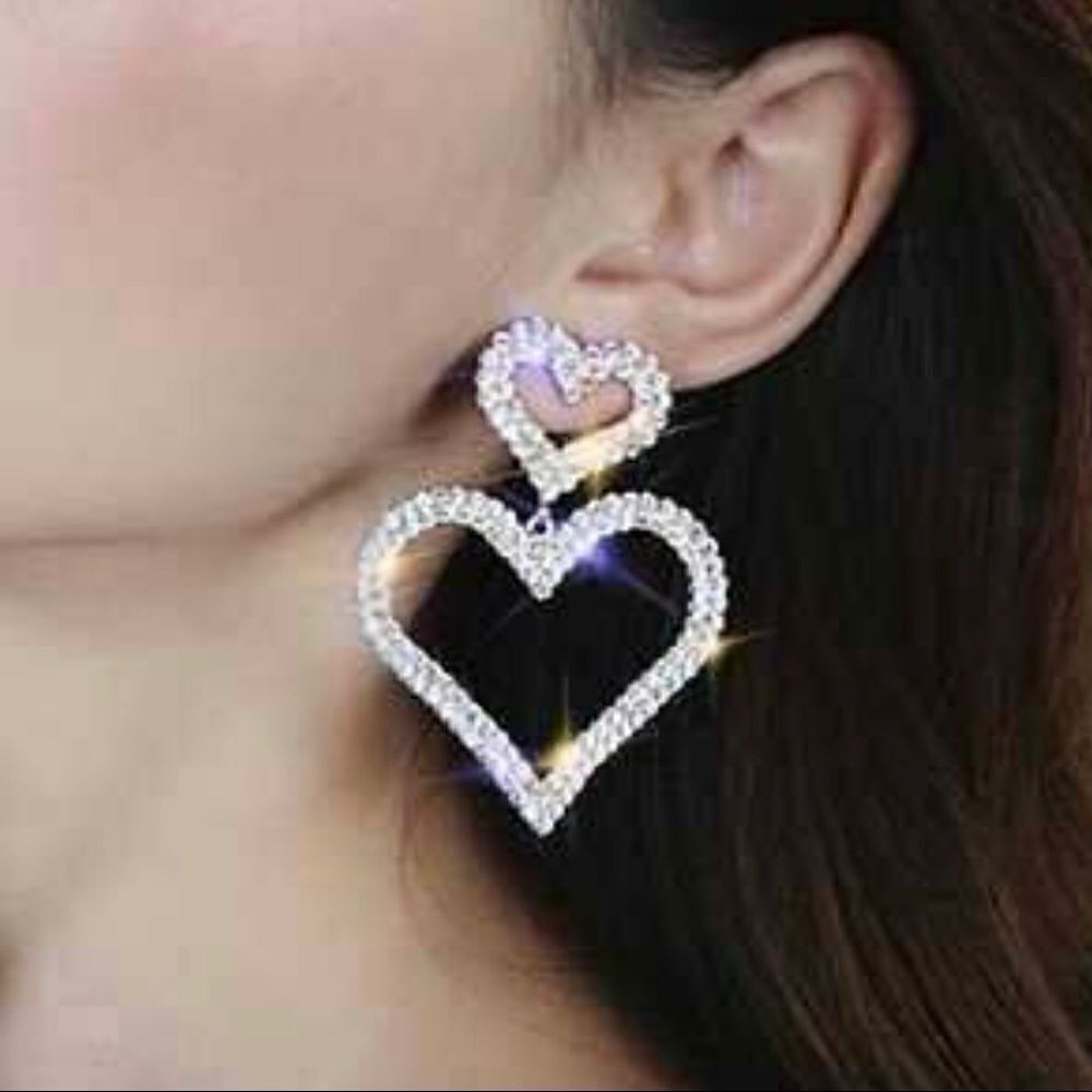 🌺 Betsey Johnson New dangling & sparkling rhinestone heart earrings 🌺